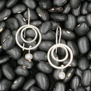 Small 2 soldered ring earring with drop pearl