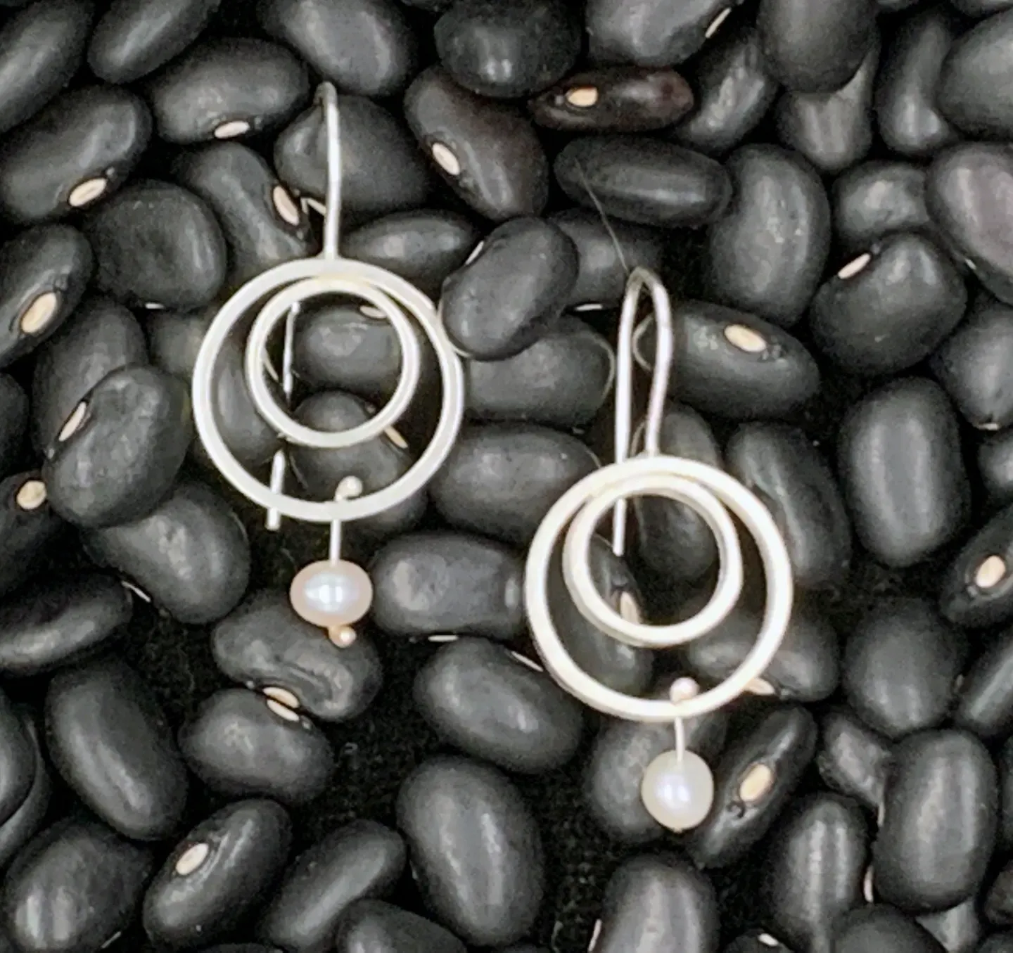 Small 2 soldered ring earring with drop pearl