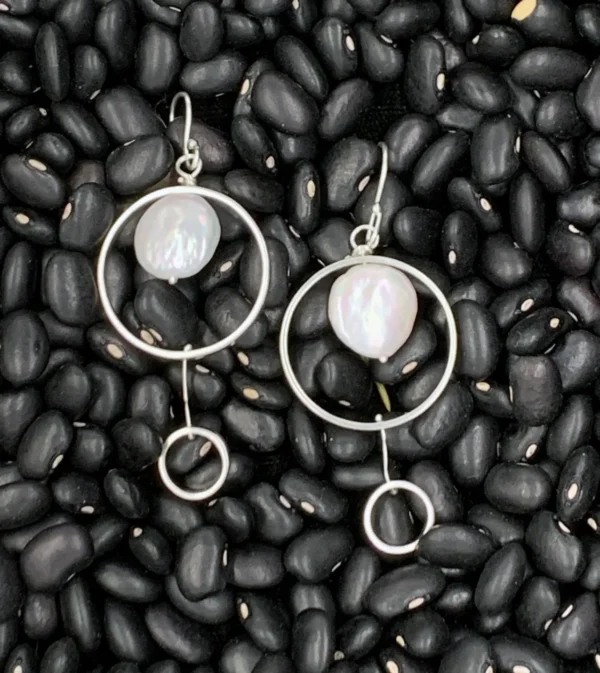 Medium ring with coin pearl and drop ring earrings