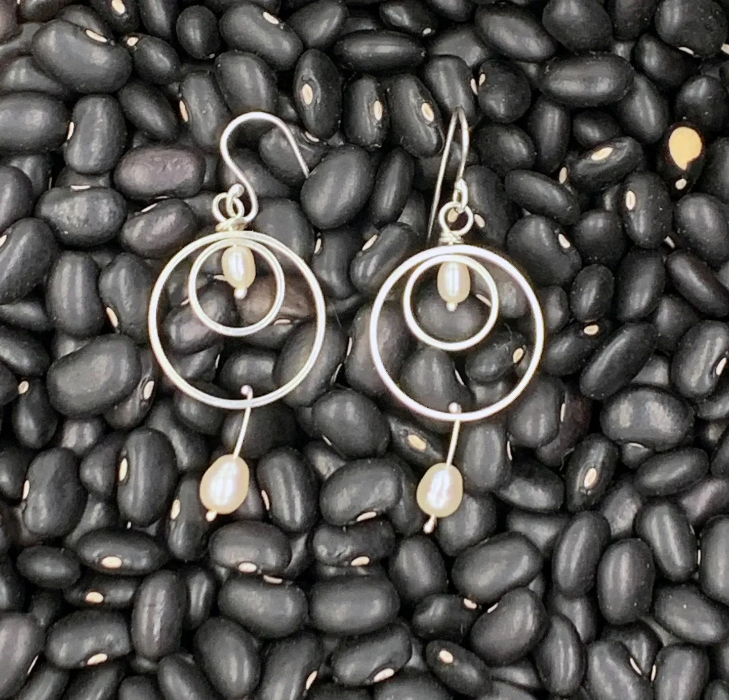 2 rings with freshwater pearl top and dangle earrings