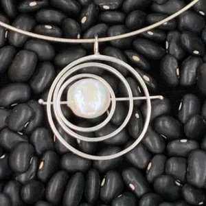 Large 3 interlocking ring pendant with central coin pearl