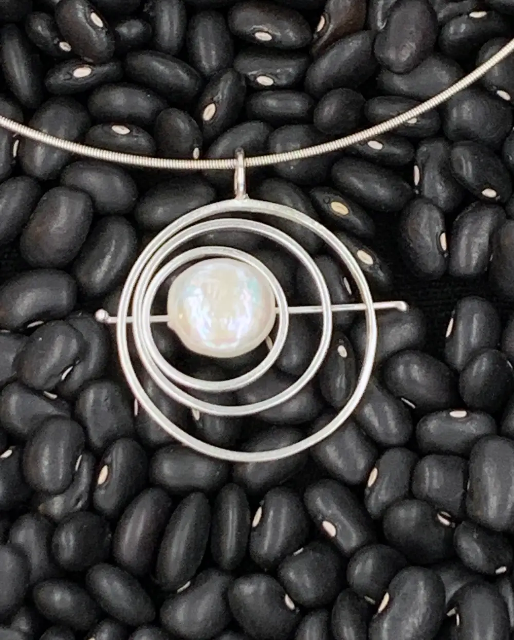 Large 3 interlocking ring pendant with central coin pearl